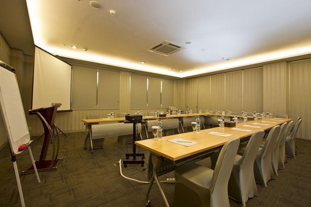 Hotel 88 Grogol Jakarta By Wh Extérieur photo