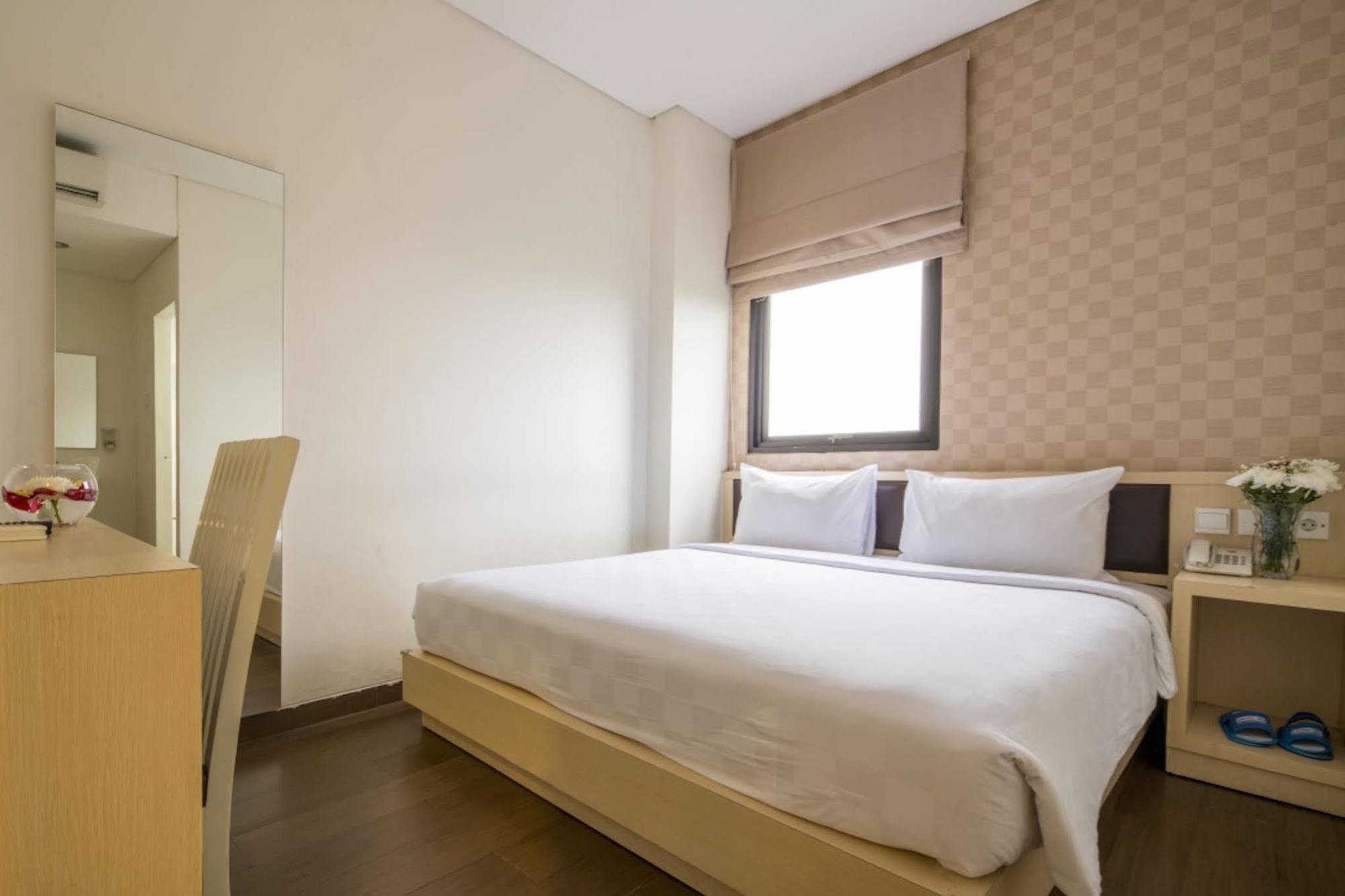 Hotel 88 Grogol Jakarta By Wh Extérieur photo