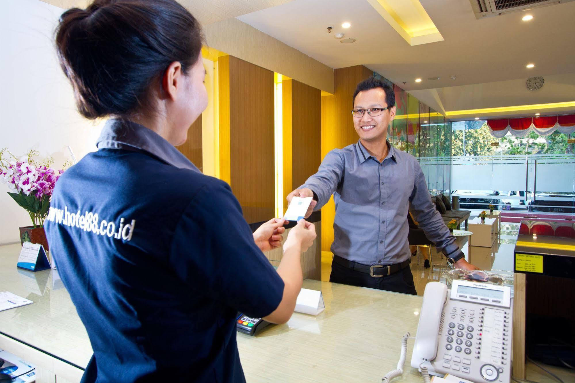 Hotel 88 Grogol Jakarta By Wh Extérieur photo