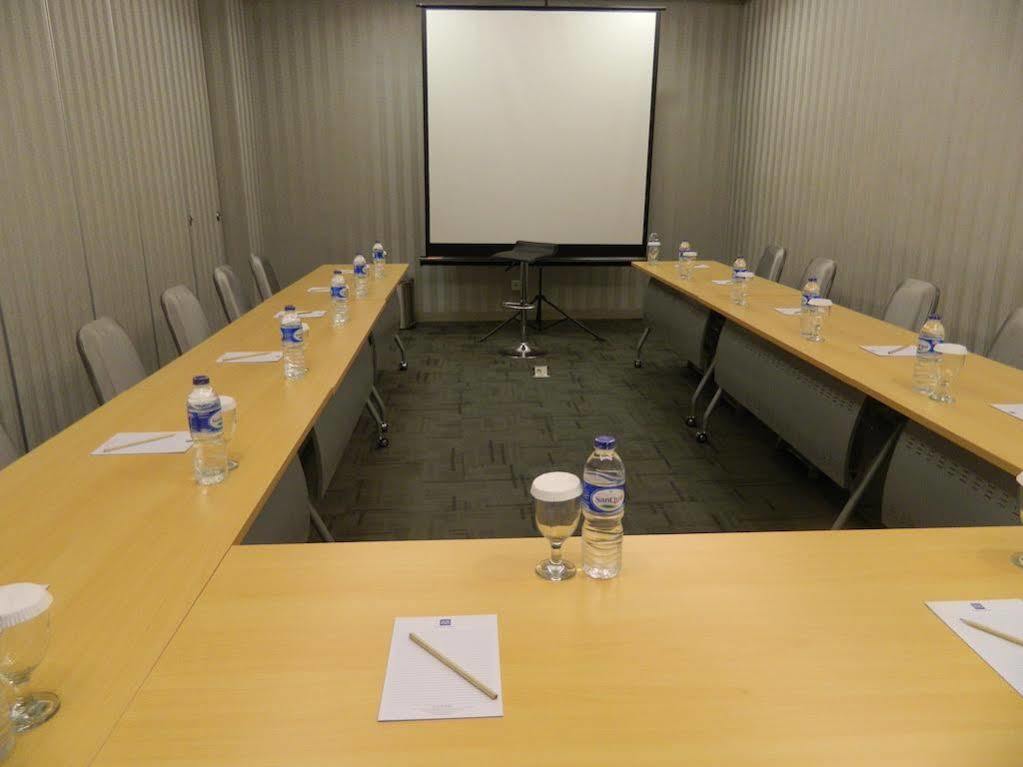 Hotel 88 Grogol Jakarta By Wh Extérieur photo